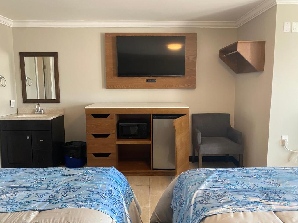 Postel nebo postele na pokoji v ubytování Coastal Sands Inn