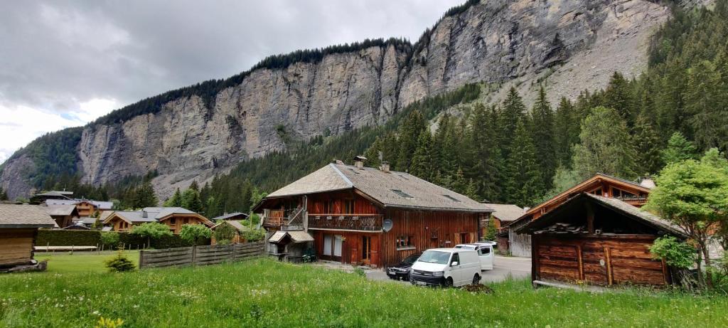 una furgoneta blanca estacionada frente a un edificio de madera en LA JOLIE BERGERE en Morzine