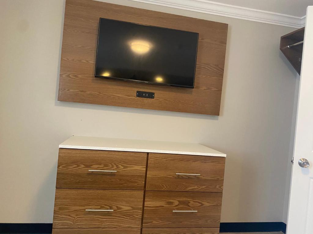 TV a/nebo společenská místnost v ubytování Coastal Sands Inn