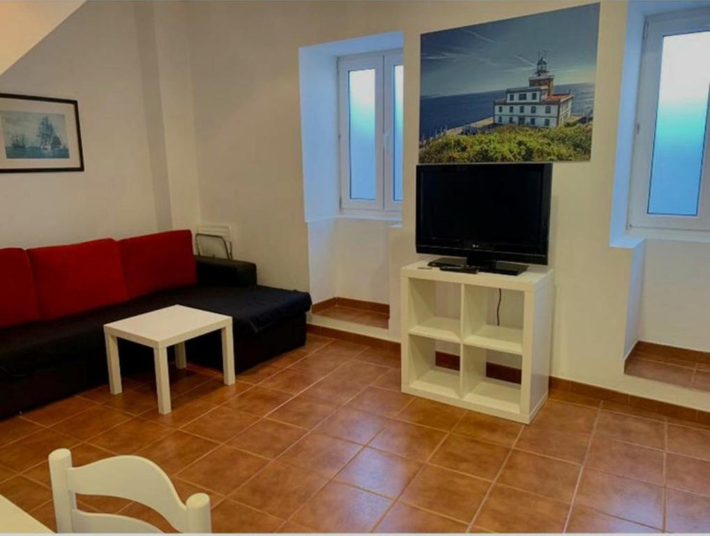 A television and/or entertainment centre at Apartamentos San Guillermo