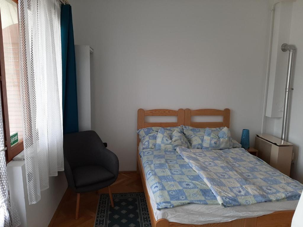 Posteľ alebo postele v izbe v ubytovaní Kispál Apartmanház