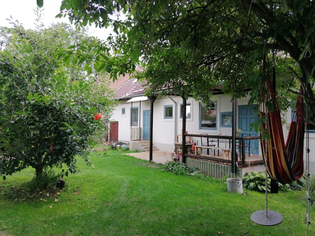 una casa con una hamaca en el patio en Country home @ the Danube Bend, en Nagymaros