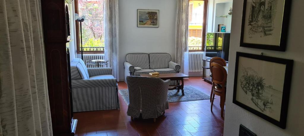 ein Wohnzimmer mit 2 Stühlen und einem Tisch in der Unterkunft Casa Preziosa - Salò in Salò