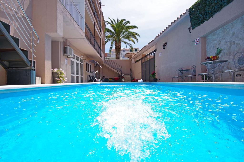 una piscina di fronte a un edificio di Villa Naomi a Spalato (Split)