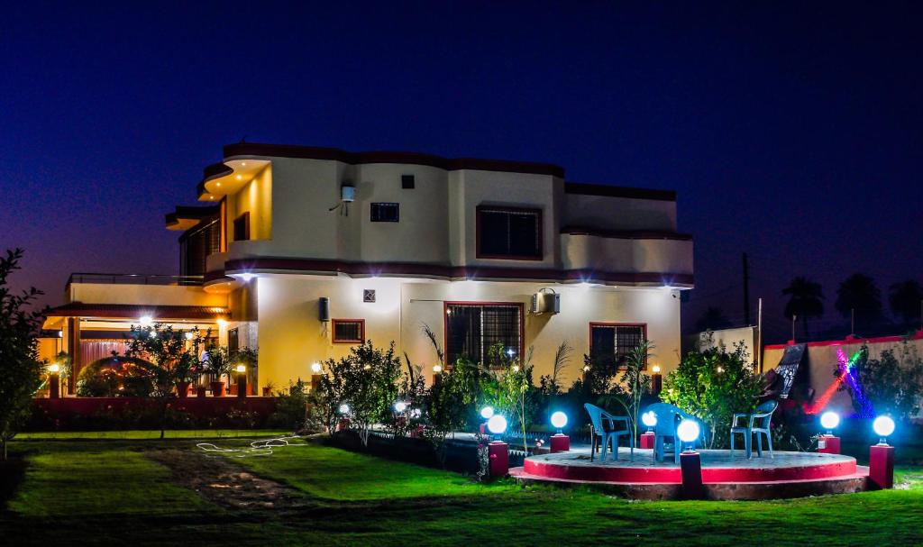 una casa grande con luces delante de ella por la noche en Arabian Lodges, en Bahawalpur