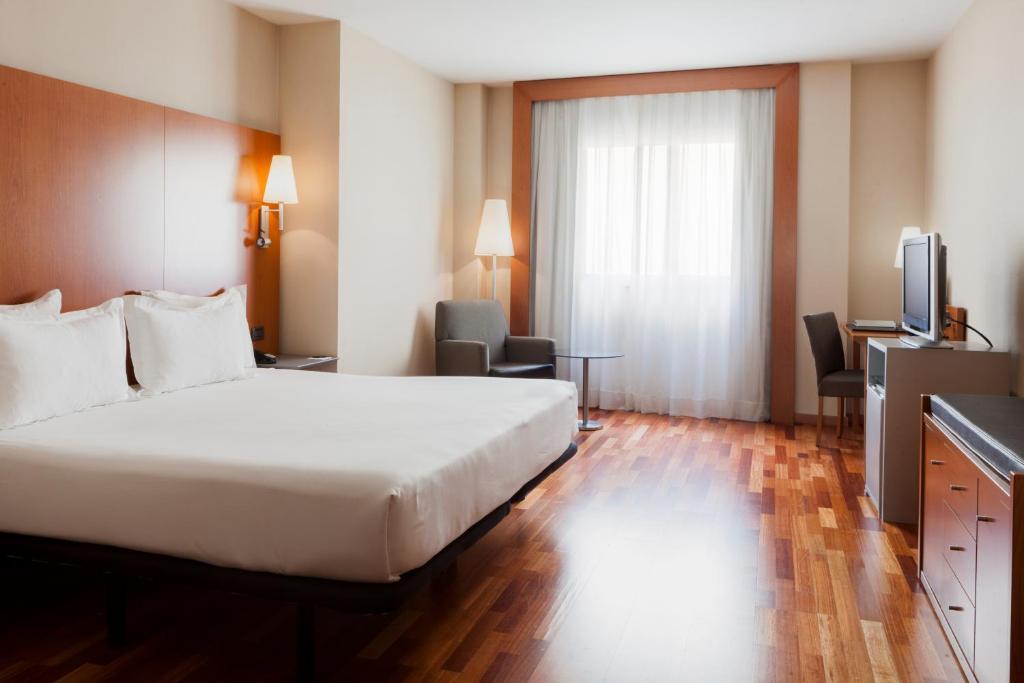 リェイダにあるB&B Hotel Ciudad de Lleidaのベッドとテレビが備わるホテルルームです。
