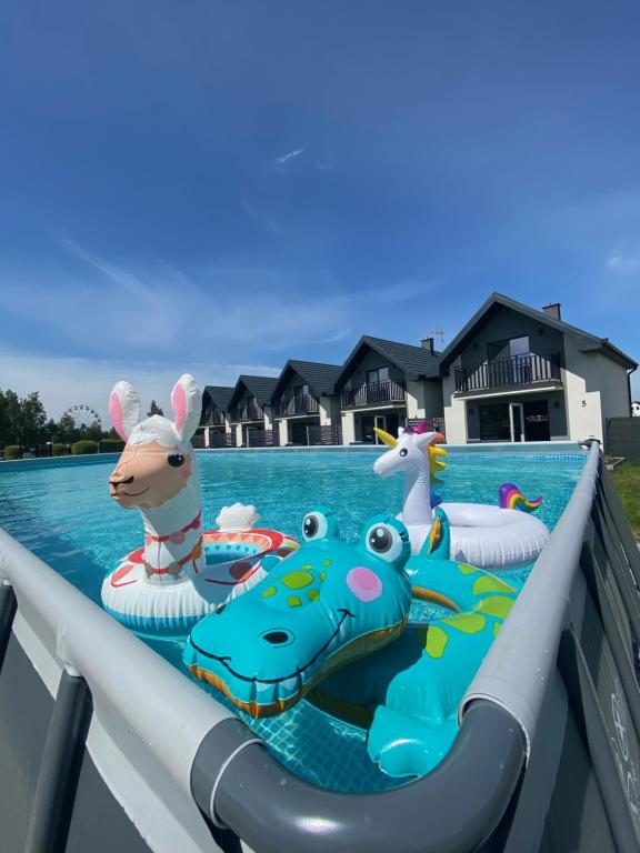 eine Wasserrutsche in einem Wasserpark mit Tieren darauf in der Unterkunft Antracytowy Zakątek in Łeba