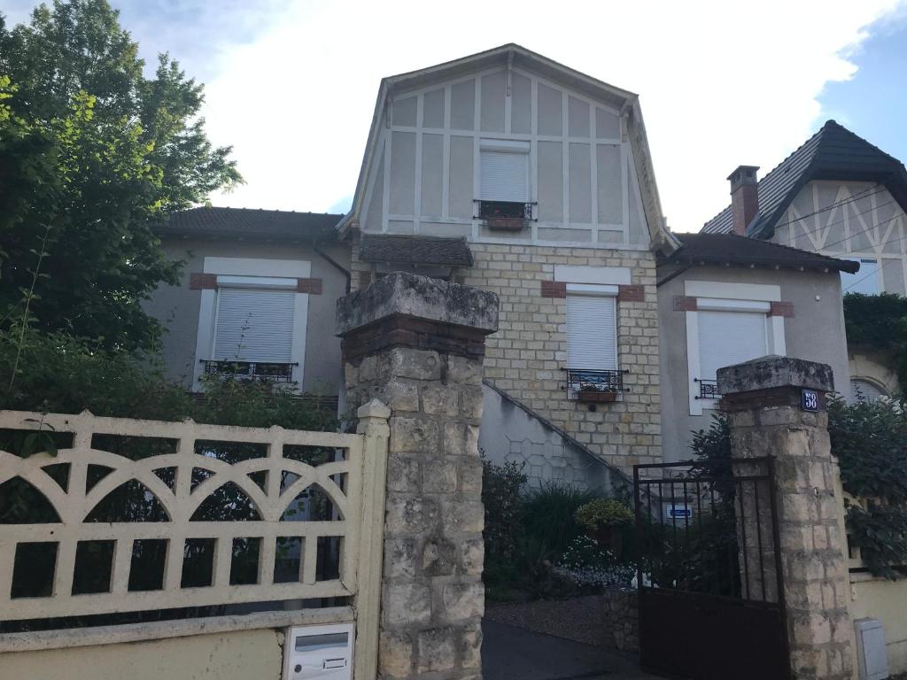 una casa con una puerta y una valla en Chambre d'hôtes Le Cadran des Chauvelles, en Nevers