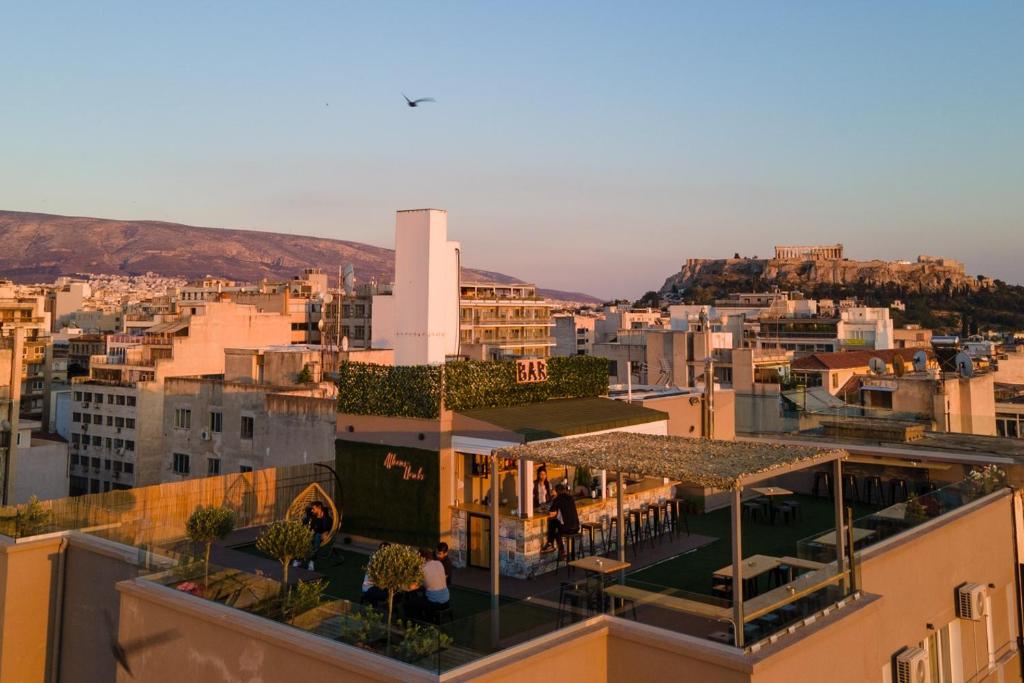 雅典的住宿－Athens Hawks，从建筑屋顶可欣赏到城市美景