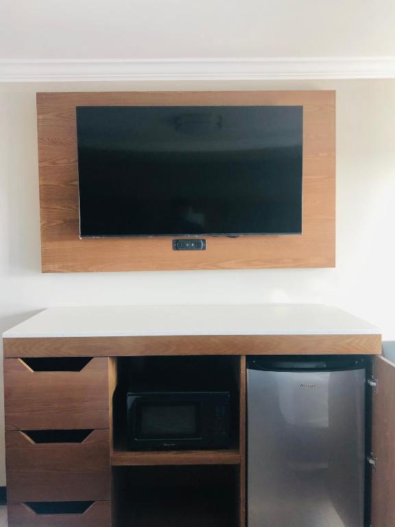 TV a/nebo společenská místnost v ubytování Coastal Sands Inn