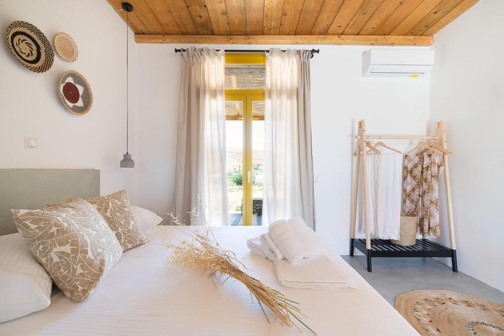 Postel nebo postele na pokoji v ubytování Themonies Suites and Apartments