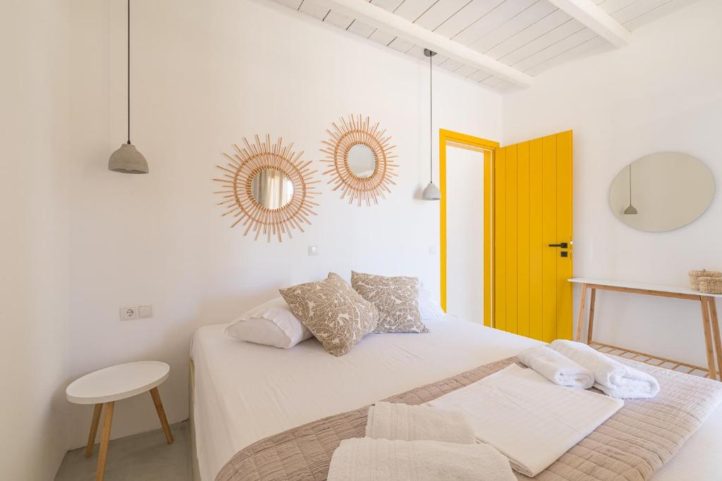 Postel nebo postele na pokoji v ubytování Themonies Suites and Apartments