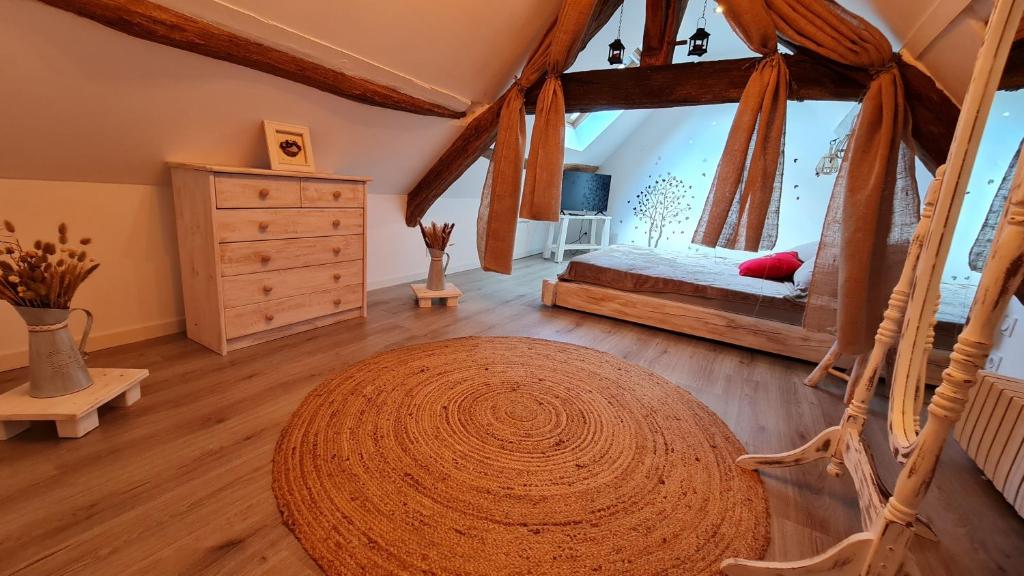 een slaapkamer met een bed en een groot tapijt bij L'Evidence in Saint-Aignan