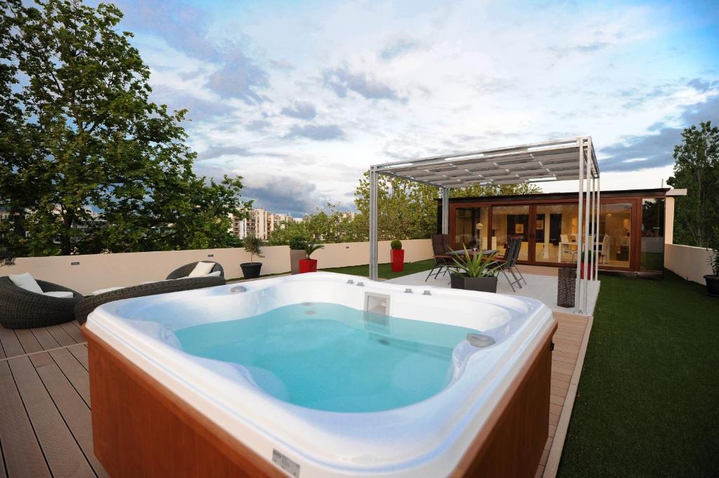 una gran bañera de hidromasaje en una terraza con patio en Feel Good Penthouse With Jacuzzi, en Zadar
