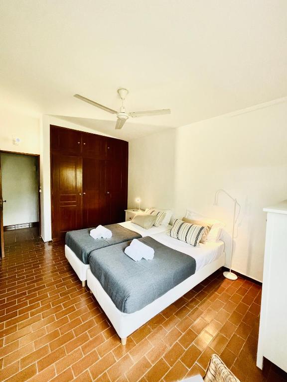Postel nebo postele na pokoji v ubytování GOLF & BEACH VILLA