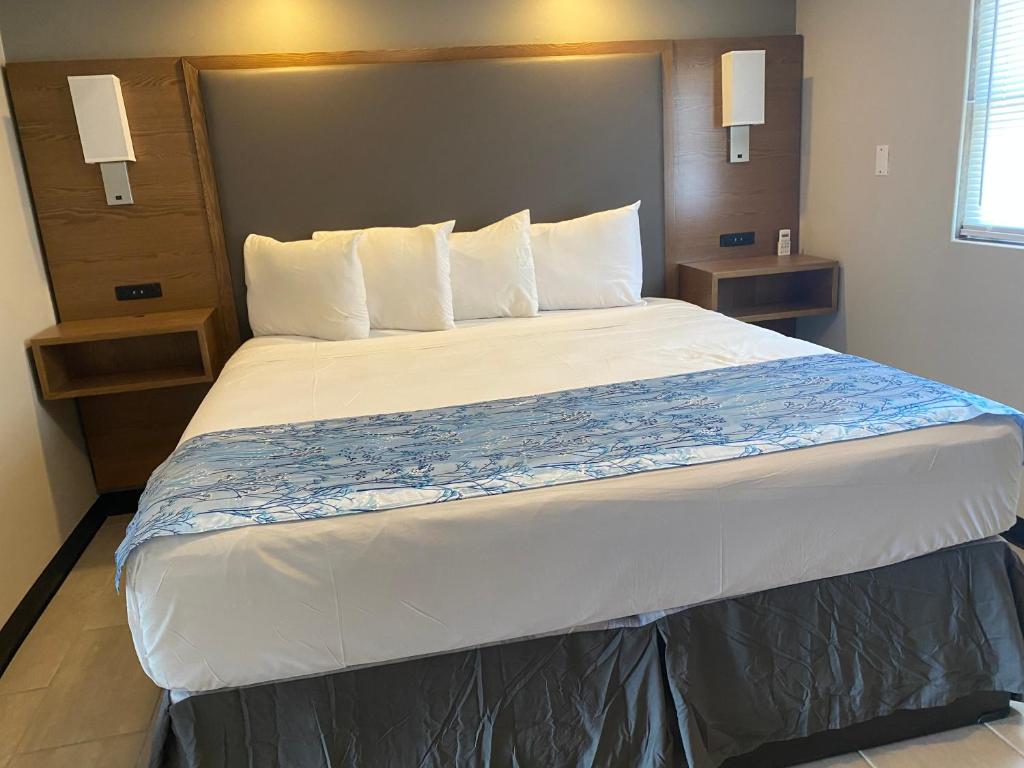 Postel nebo postele na pokoji v ubytování Coastal Sands Inn