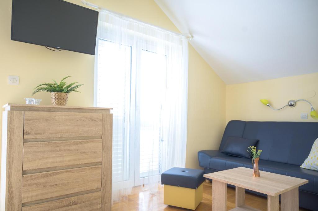 Televízia a/alebo spoločenská miestnosť v ubytovaní Beachfront apartments Carlo