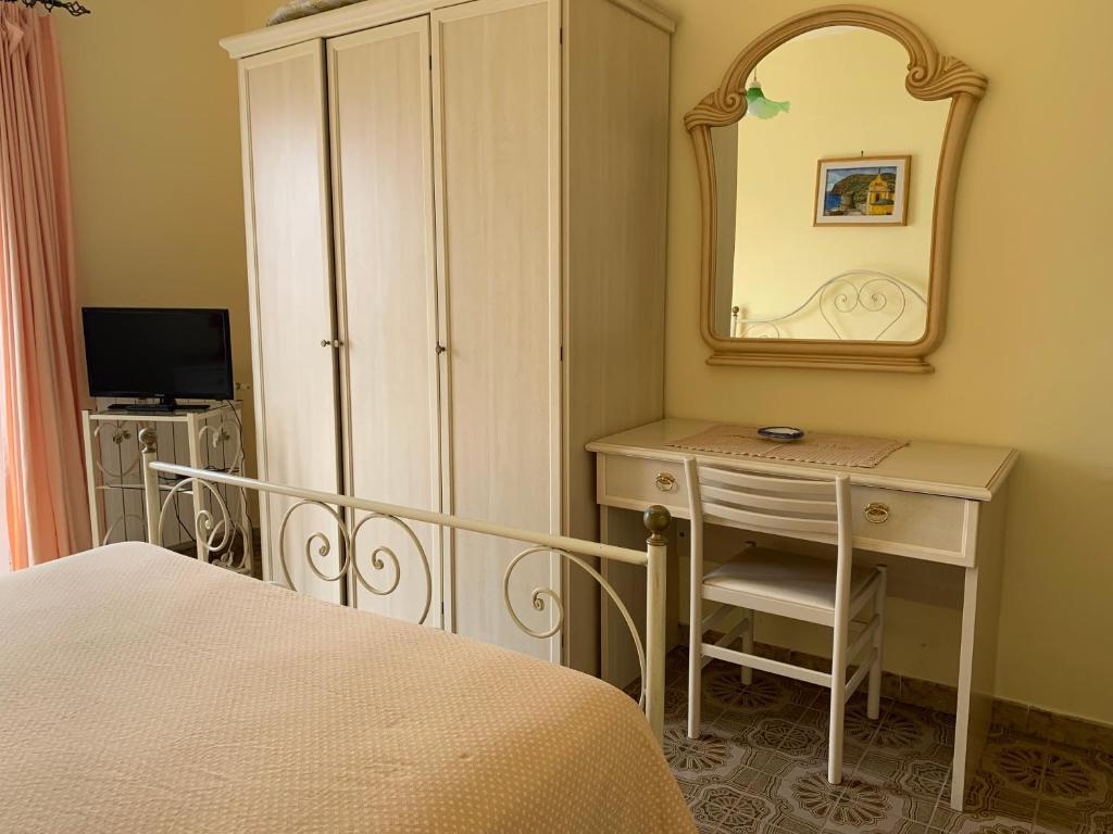 A bed or beds in a room at Pensione Casa Verde