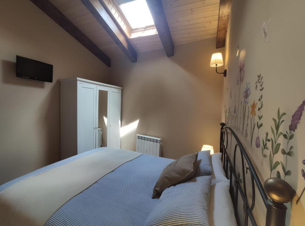 A bed or beds in a room at LAS 4 ESTACIONES - Rascafría