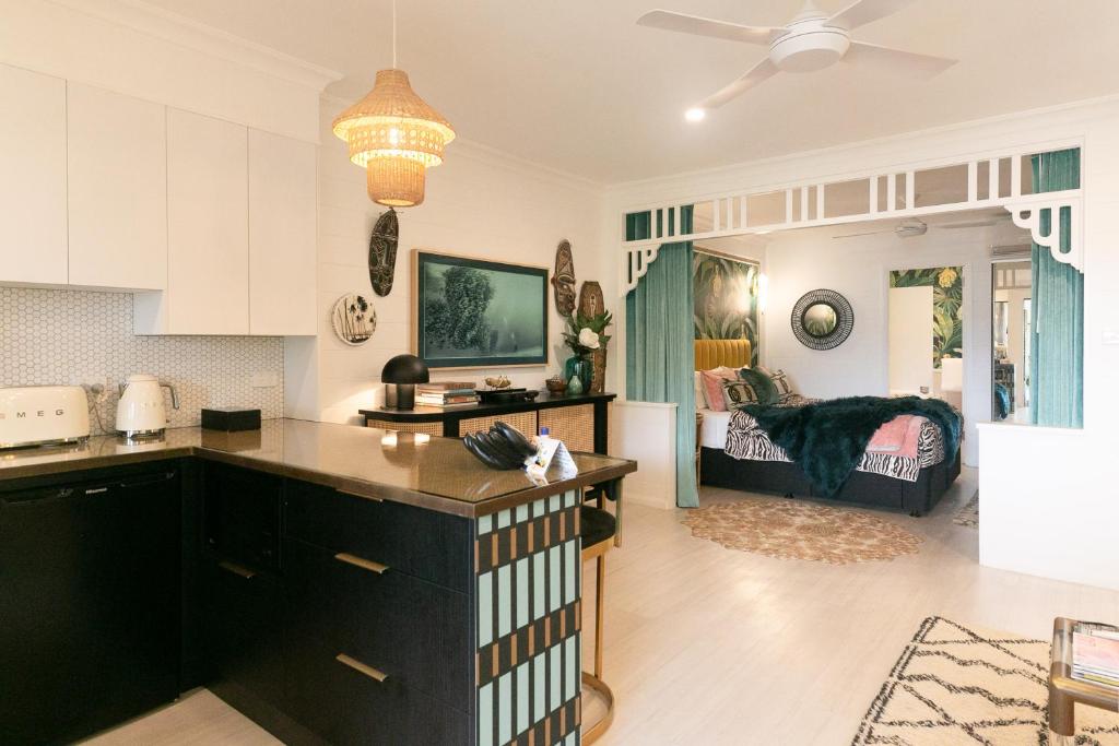 cocina y sala de estar con cama de fondo en NOMAD - Luxe apartment en Port Douglas