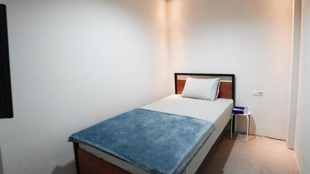 Postel nebo postele na pokoji v ubytování Hostel 18 Pasangan Butuh Surat Nikah