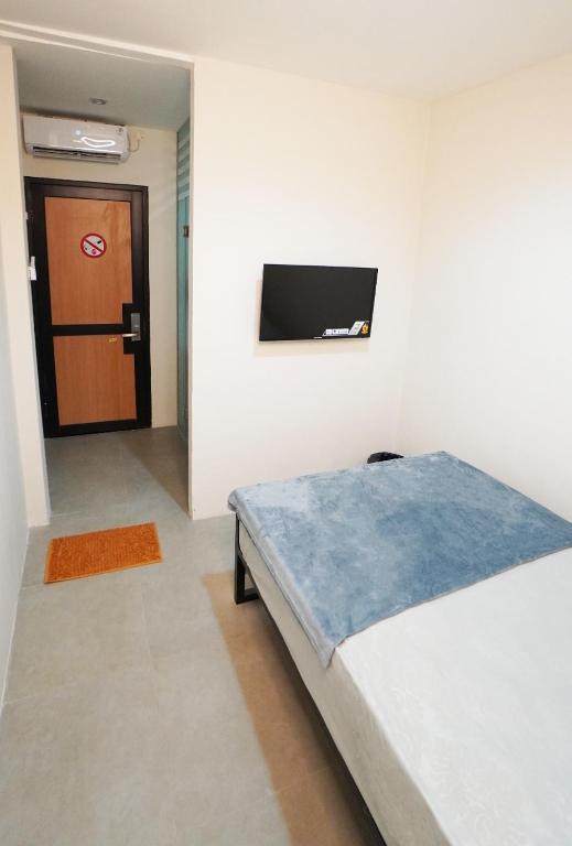 Postel nebo postele na pokoji v ubytování Hostel 18 Pasangan Butuh Surat Nikah
