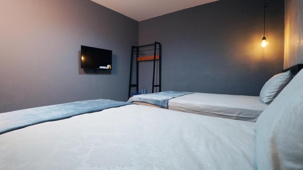 Postel nebo postele na pokoji v ubytování Hostel 18 Pasangan Butuh Surat Nikah