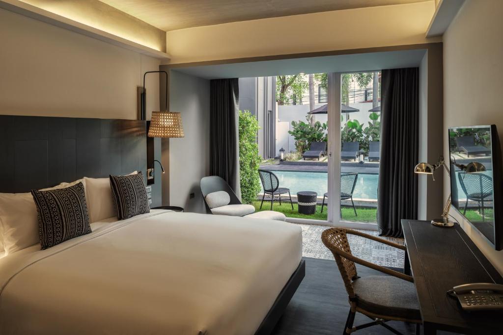 
King Room with Pool View
