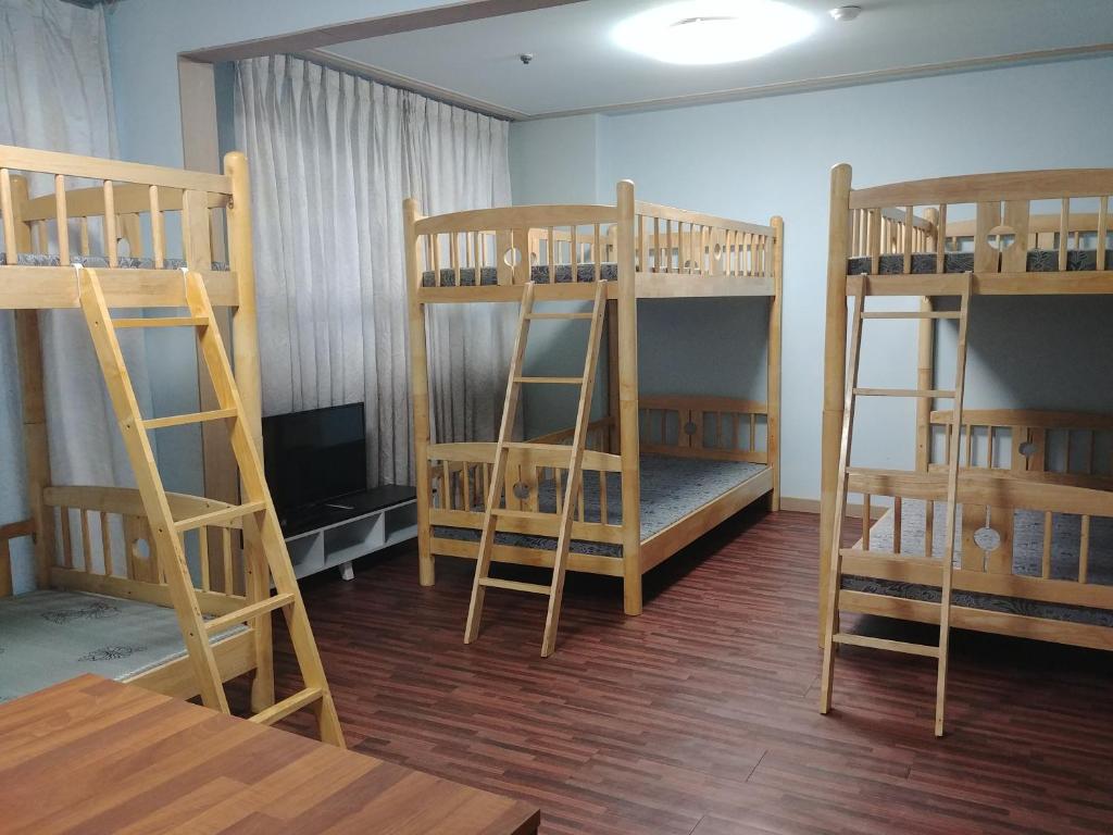 Palanda nebo palandy na pokoji v ubytování Jeongseon Intoraon Hotel