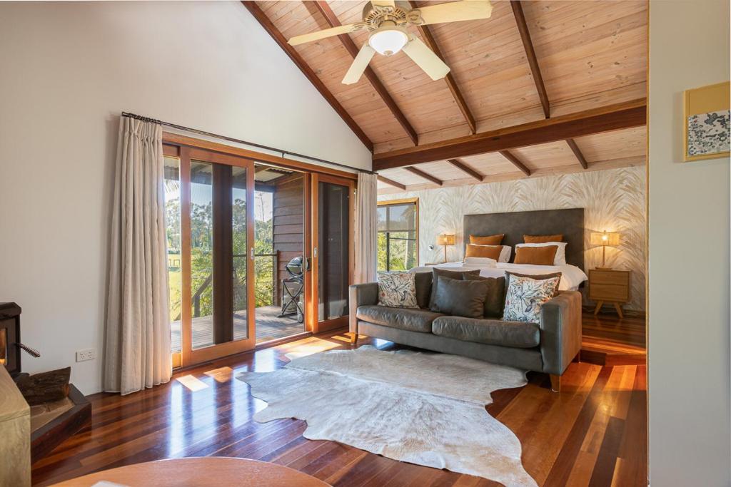 Posezení v ubytování Lake Weyba Cottages Noosa