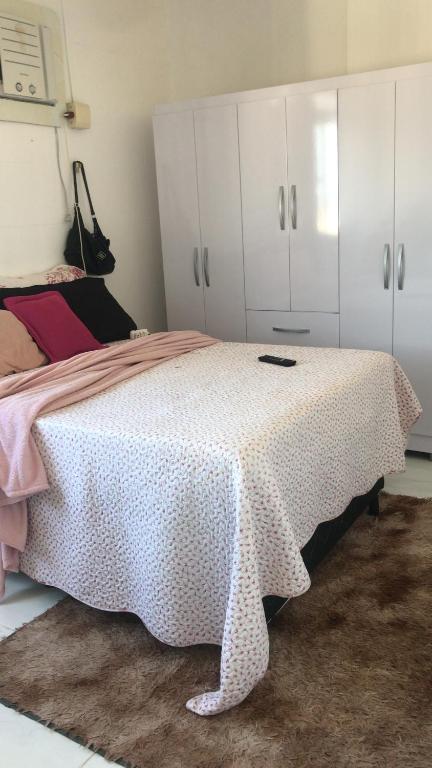  Quarto inteiro vista mar em apartamento na Pituba hospedado por Janai
