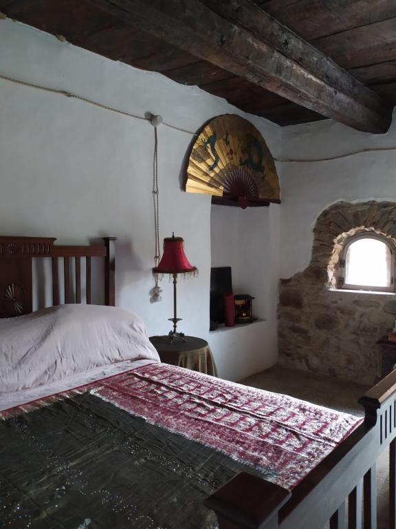 - une chambre avec un lit et une fenêtre dans l'établissement The Orangery Luxury Retreat. The Stacc, à Tursi