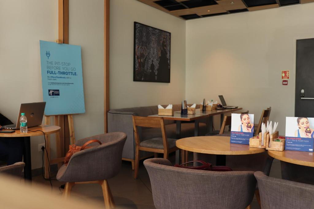 Restaurace v ubytování Holiday Inn Express Chennai OMR Thoraipakkam by IHG