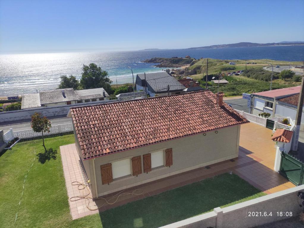 una vista aérea de una casa con vistas al océano en A Casiña do Miramar, en A Lanzada