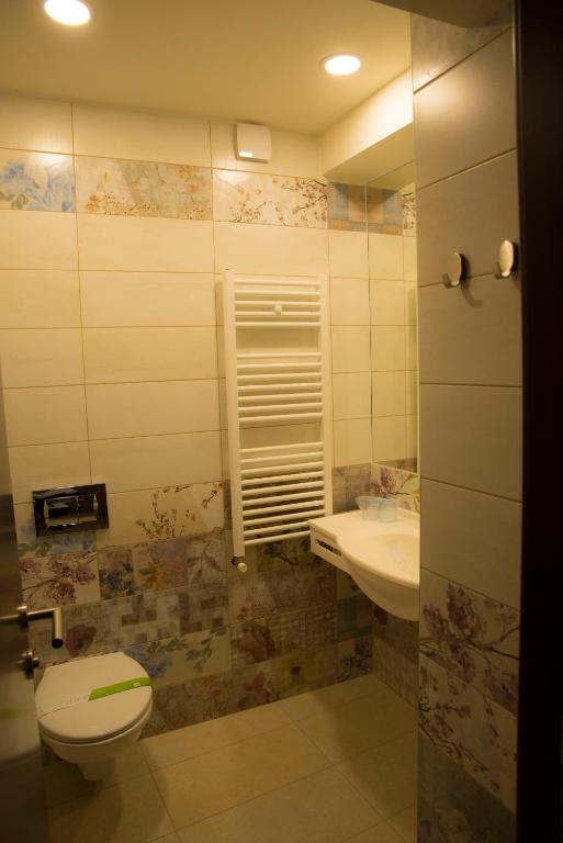 Koupelna v ubytování Hotel Olanesti & Spa Medical