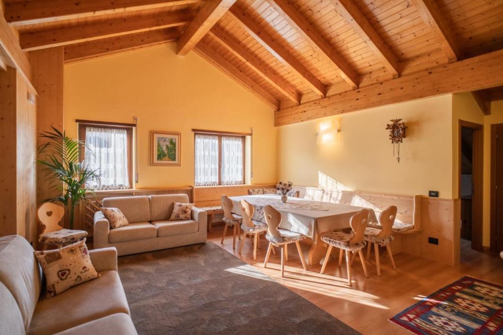 a living room with a table and chairs at B&B Nonno Carlo in Trento
