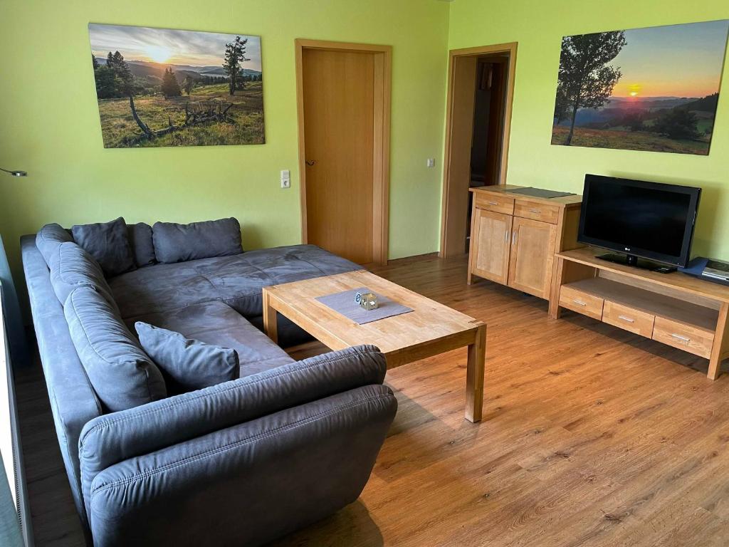 uma sala de estar com um sofá e uma mesa de centro em Apartmenthaus Solino em Willingen
