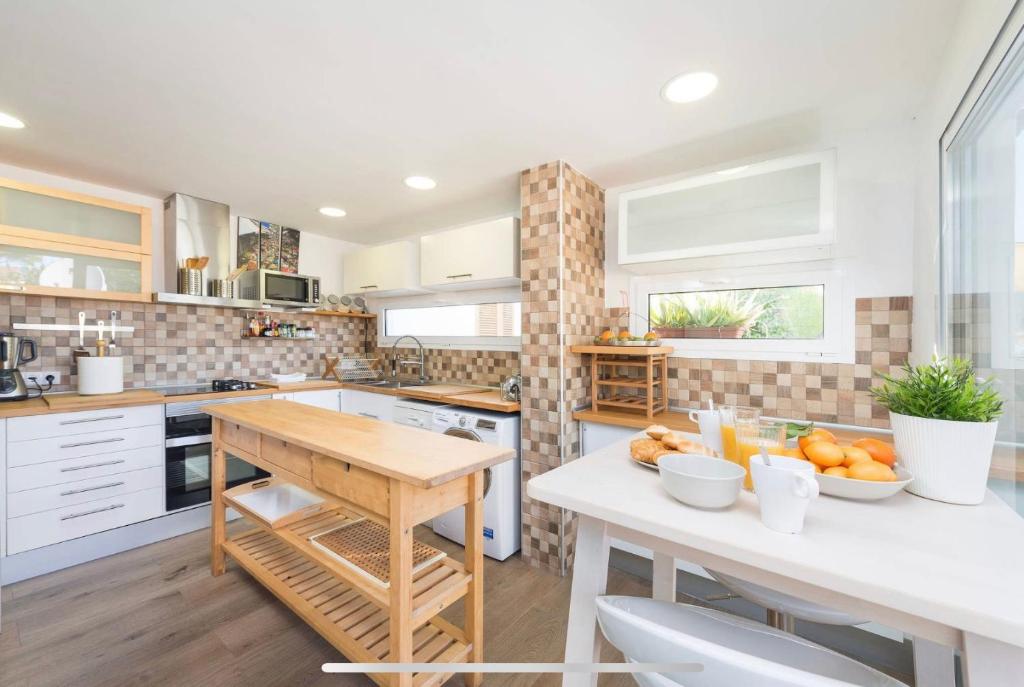 A kitchen or kitchenette at BEACH INN Apartment
