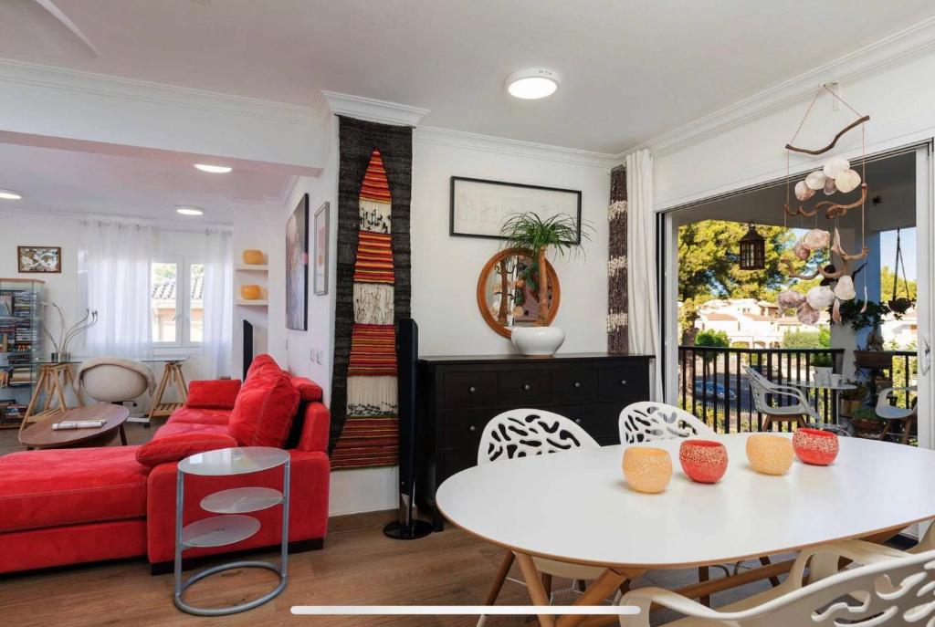 A seating area at BEACH INN Apartment