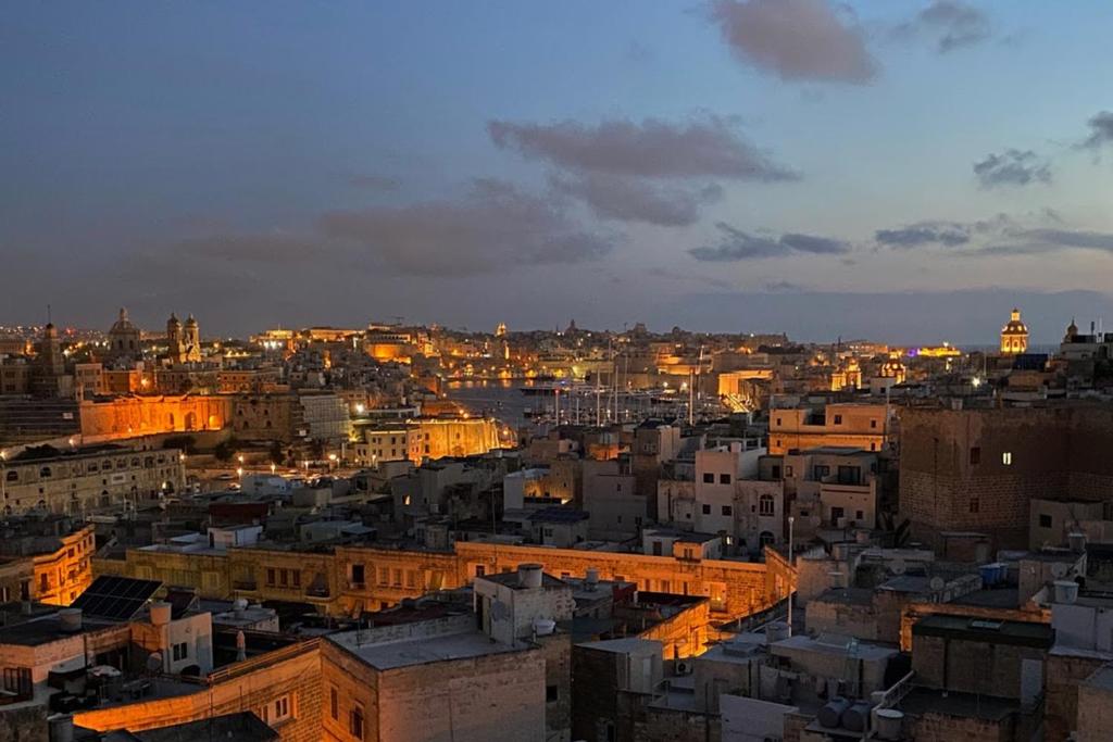 Nespecifikovaný výhled na destinaci Cospicua nebo výhled na město při pohledu z penzionu