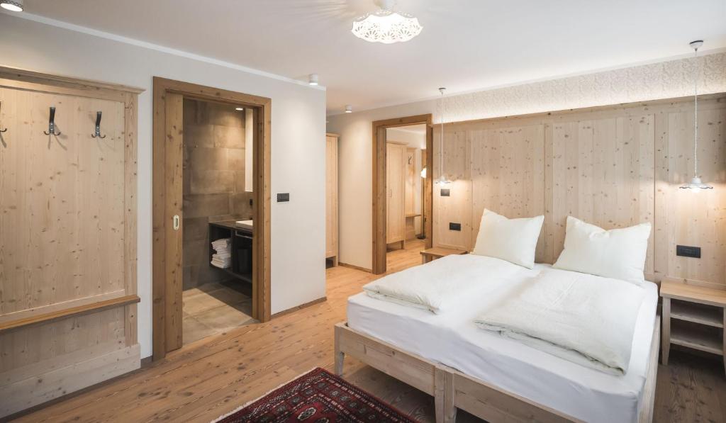 Postel nebo postele na pokoji v ubytování Emma Historic Hotel