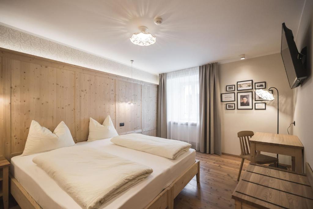 Postel nebo postele na pokoji v ubytování Emma Historic Hotel