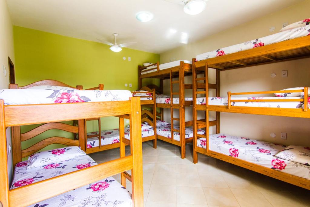 Divstāvu gulta vai divstāvu gultas numurā naktsmītnē Harmoni Hostel & Pousada