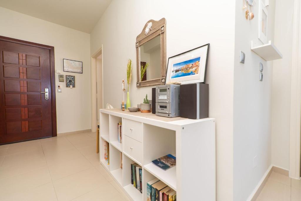 Knihovna v apartmánu