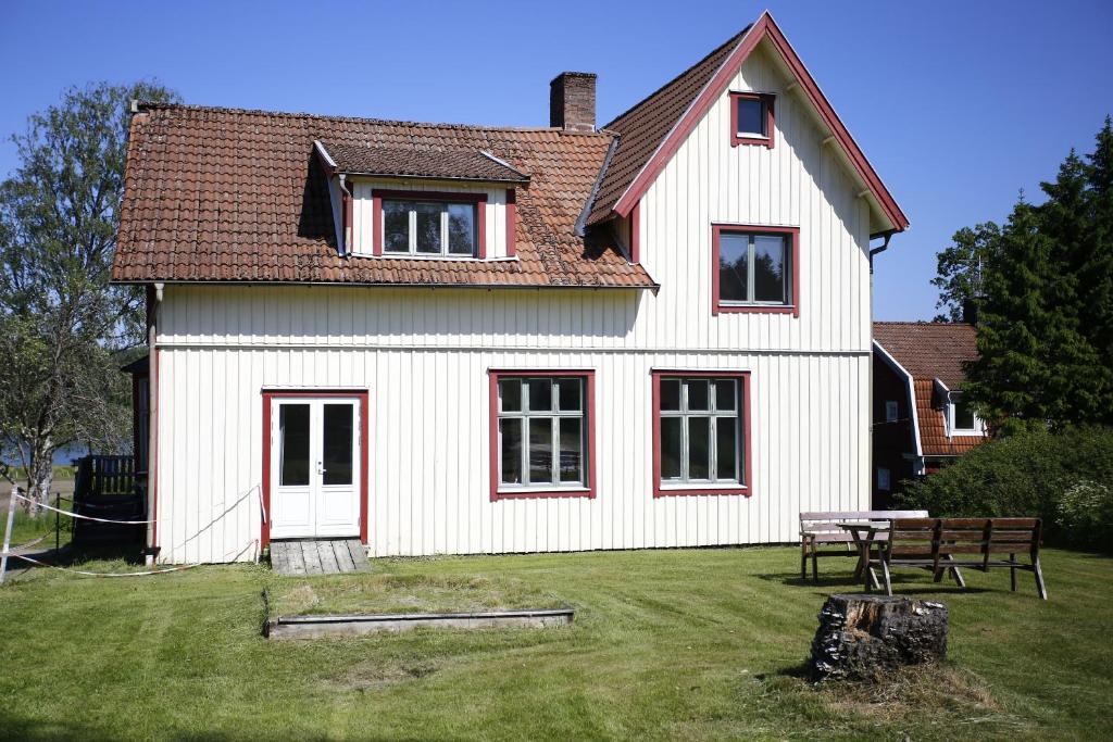 a white house with a picnic table in front of it at Semesterhemmet Sommarro in Brännefjäll