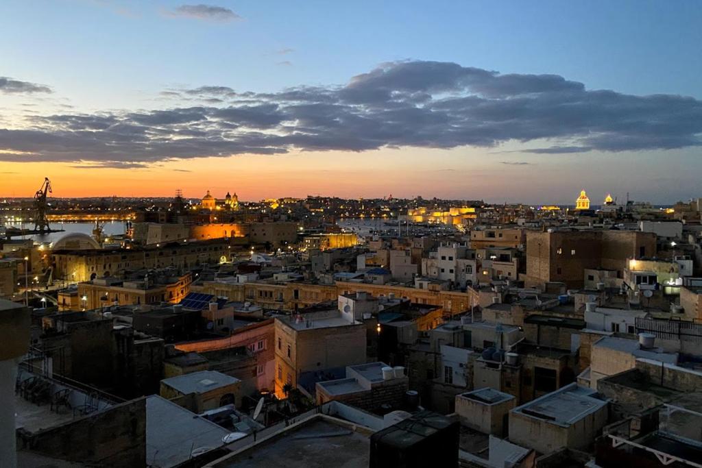 Nespecifikovaný výhled na destinaci Cospicua nebo výhled na město při pohledu z penzionu