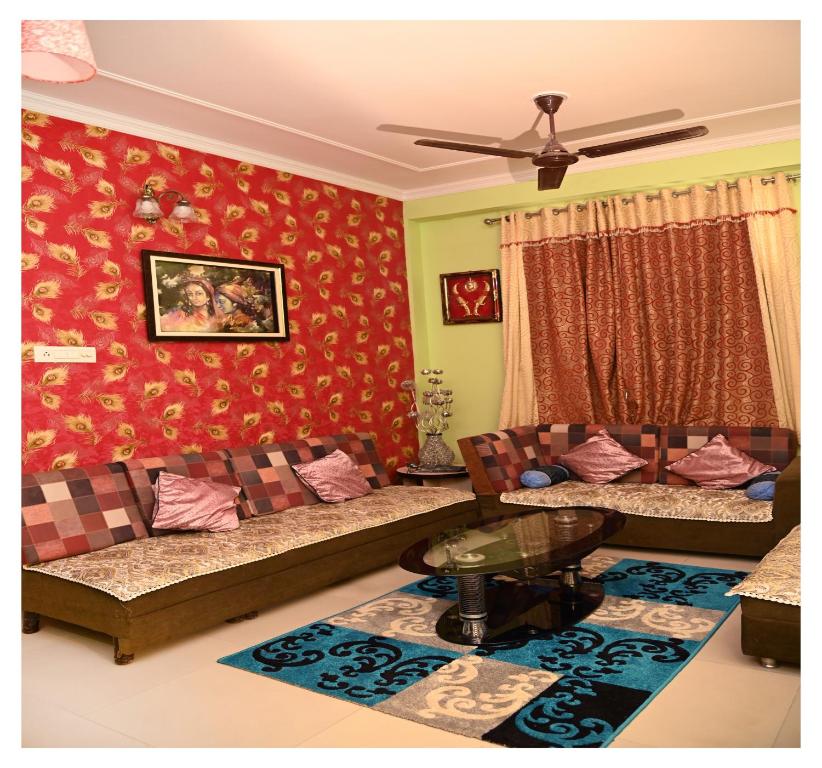 sala de estar con 2 sofás y ventilador de techo en SOHANAs Homestays- 2 BHK Luxury Apartment near Jaipur International Airport, en Jaipur