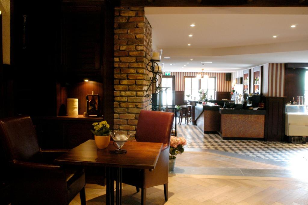 a living room filled with furniture and a fire place at Hotel Hostellerie Valckenborgh in Valkenburg