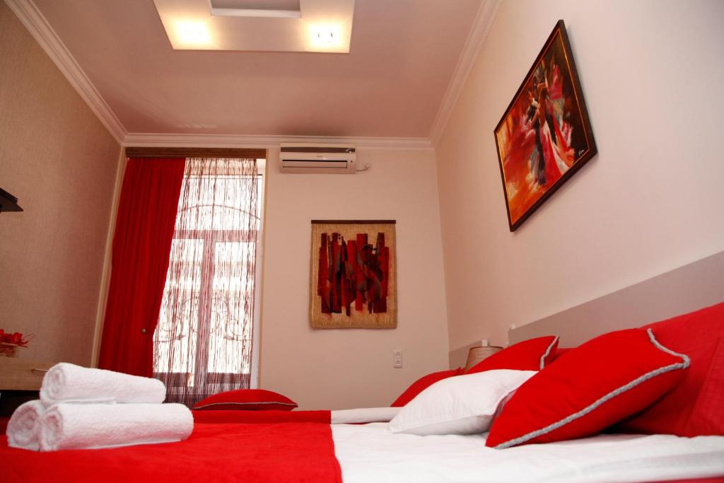 Postel nebo postele na pokoji v ubytování Azoyan Guest House