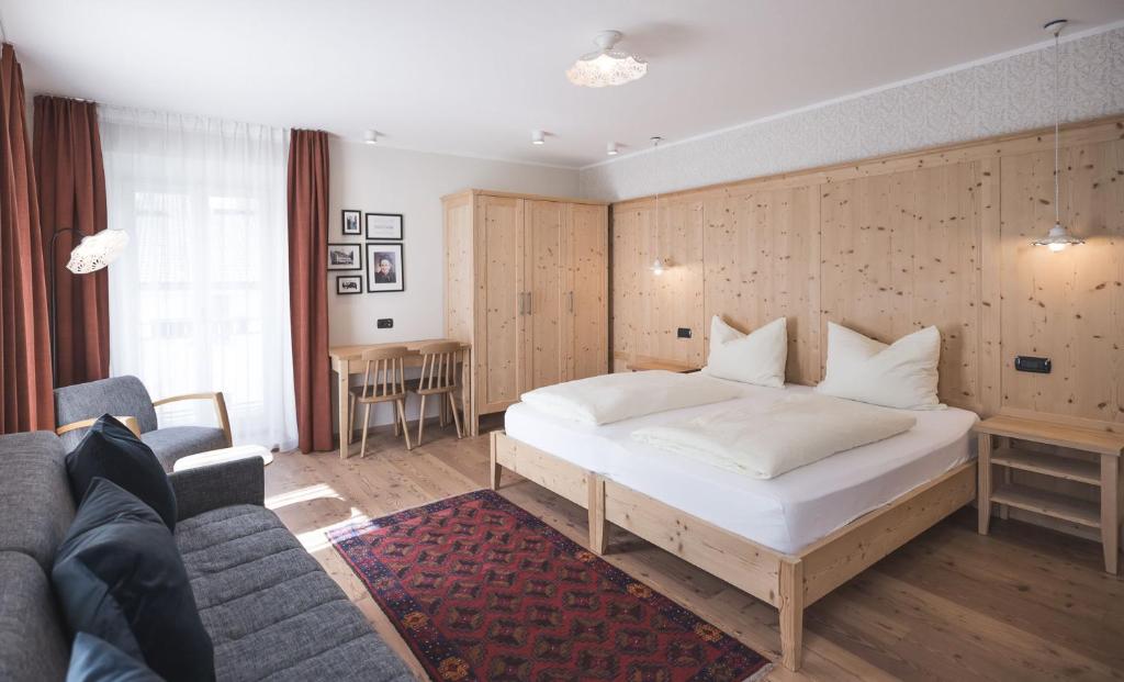 Postel nebo postele na pokoji v ubytování Emma Historic Hotel